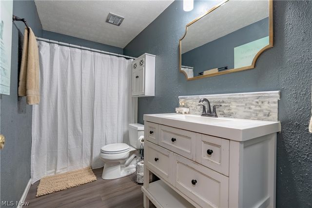 13700 Market Avenue N, Hartville, OH 44632