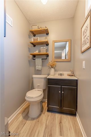 13700 Market Avenue N, Hartville, OH 44632