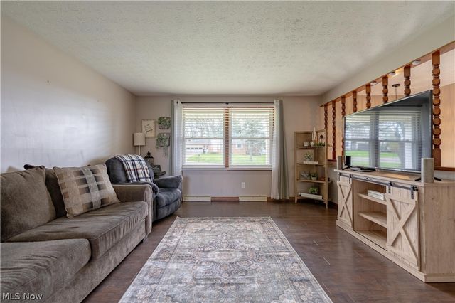 13700 Market Avenue N, Hartville, OH 44632