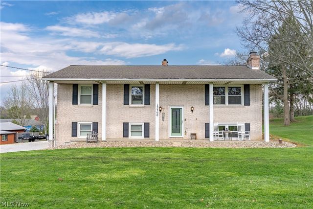 13700 Market Avenue N, Hartville, OH 44632