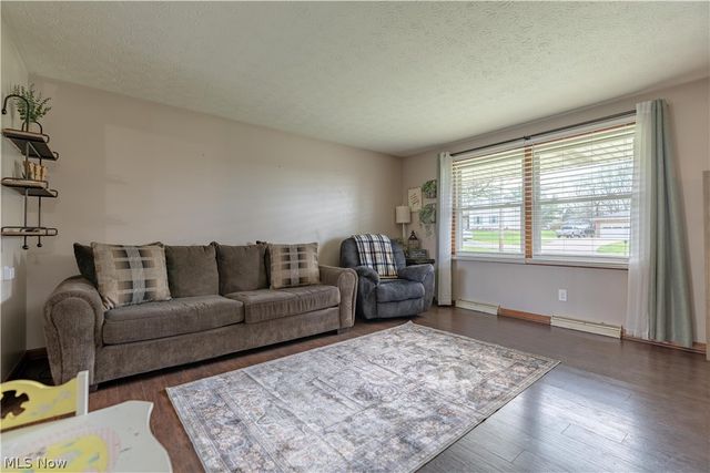 13700 Market Avenue N, Hartville, OH 44632