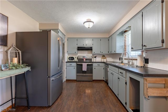 13700 Market Avenue N, Hartville, OH 44632