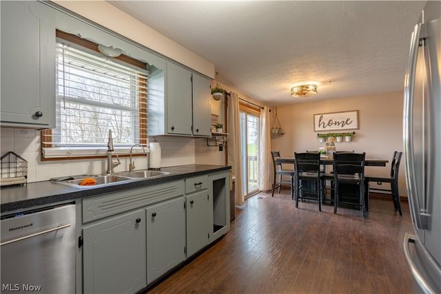 13700 Market Avenue N, Hartville, OH 44632