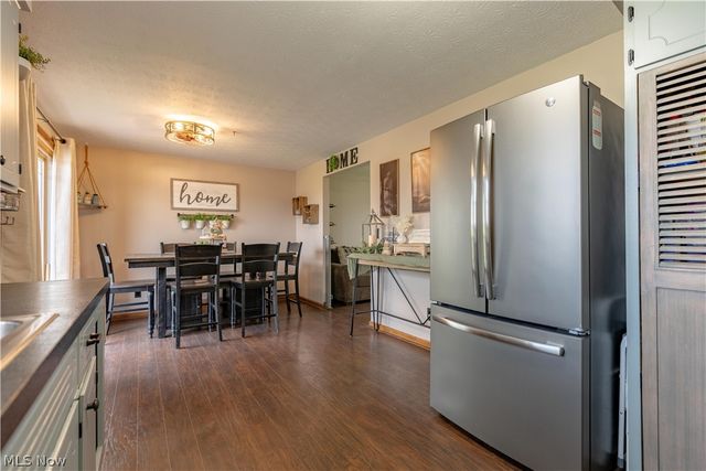 13700 Market Avenue N, Hartville, OH 44632