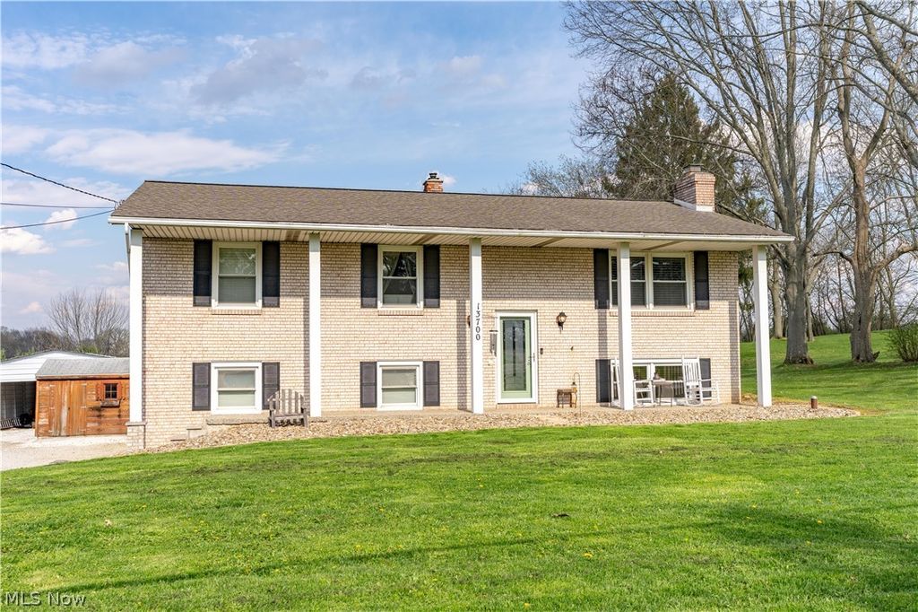 13700 Market Avenue N, Hartville, OH 44632