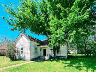208 8th Street, Glidden, TX 78943