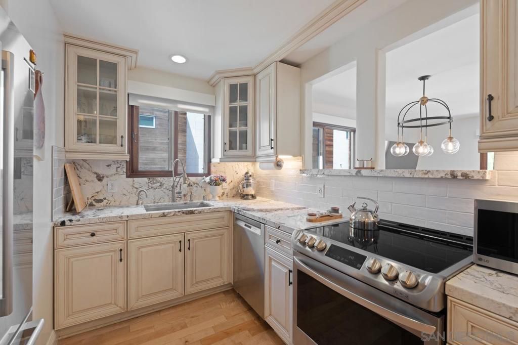 Image 8 of property listing at 410 Pearl St. 2B, La Jolla, CA 92037