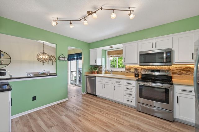 2287 Helmo Court N, Oakdale, MN 55128