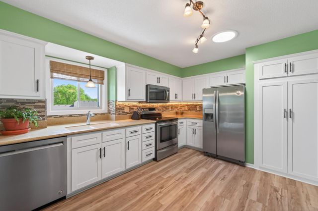2287 Helmo Court N, Oakdale, MN 55128