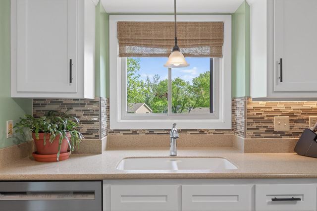 2287 Helmo Court N, Oakdale, MN 55128