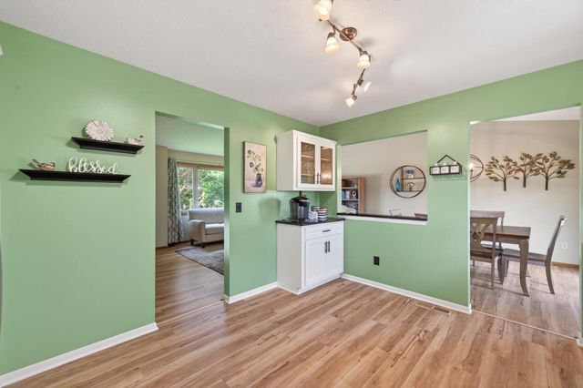 2287 Helmo Court N, Oakdale, MN 55128