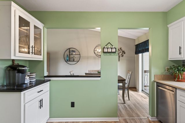 2287 Helmo Court N, Oakdale, MN 55128