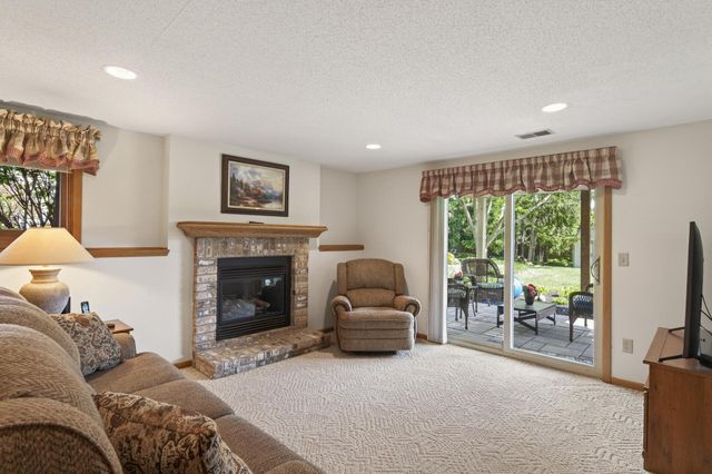 2287 Helmo Court N, Oakdale, MN 55128