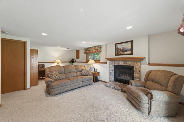 2287 Helmo Court N, Oakdale, MN 55128