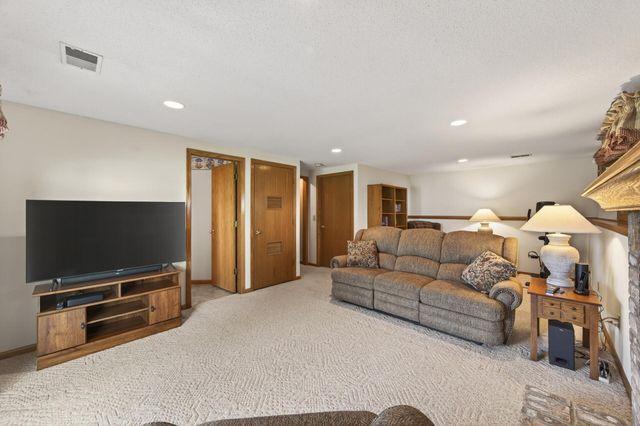 2287 Helmo Court N, Oakdale, MN 55128