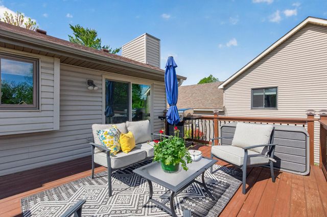 2287 Helmo Court N, Oakdale, MN 55128