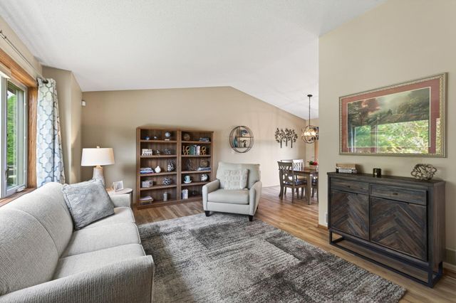 2287 Helmo Court N, Oakdale, MN 55128