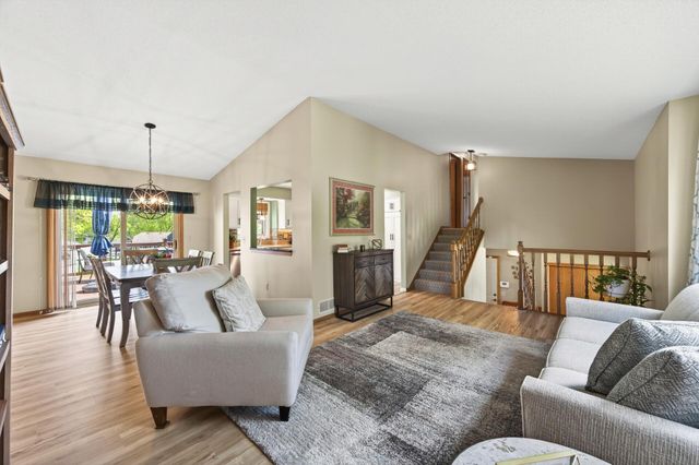 2287 Helmo Court N, Oakdale, MN 55128