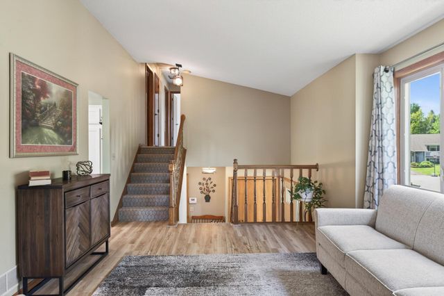 2287 Helmo Court N, Oakdale, MN 55128