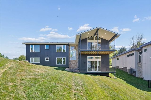 5870 Chateau Court, Parkville, MO 64152