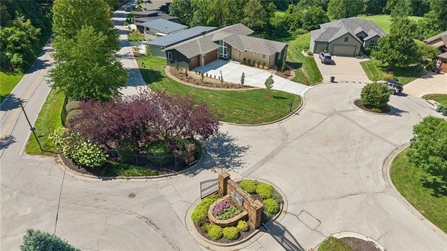 5870 Chateau Court, Parkville, MO 64152