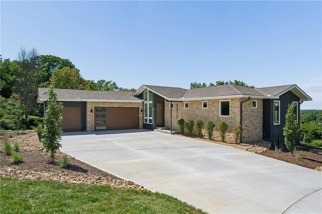 5870 Chateau Court, Parkville, MO 64152