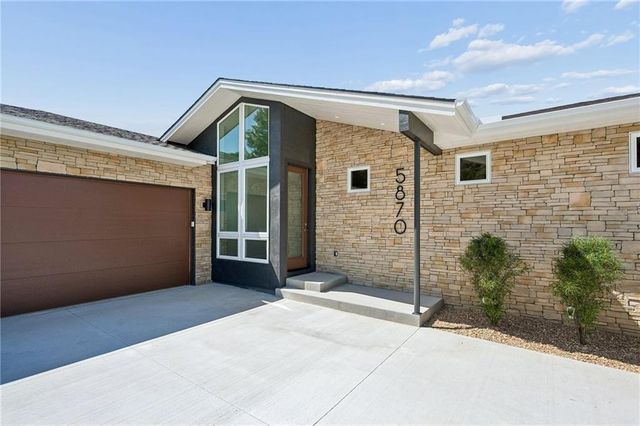 5870 Chateau Court, Parkville, MO 64152