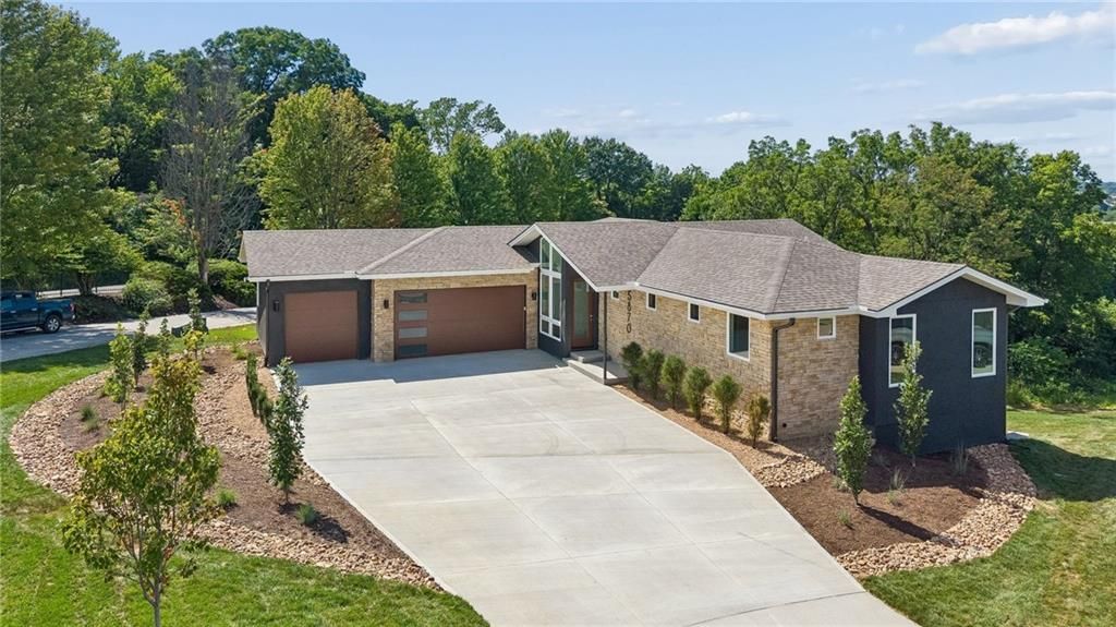 5870 Chateau Court, Parkville, MO 64152