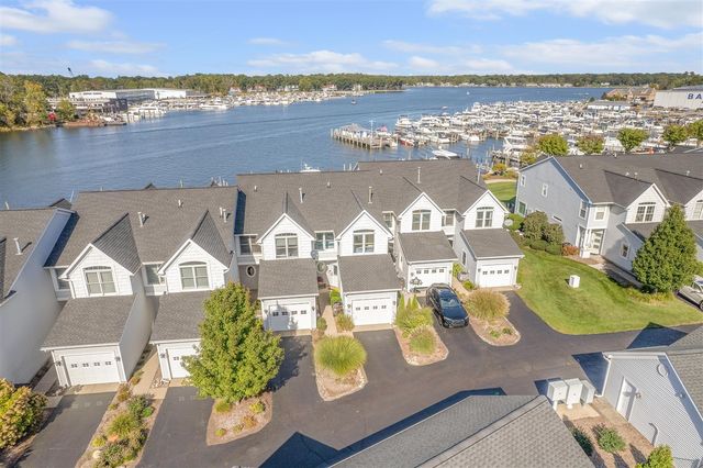 943 W Savidge Street, Spring Lake, MI 49456