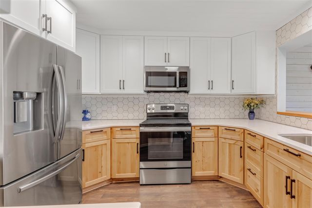 943 W Savidge Street, Spring Lake, MI 49456