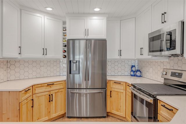 943 W Savidge Street, Spring Lake, MI 49456