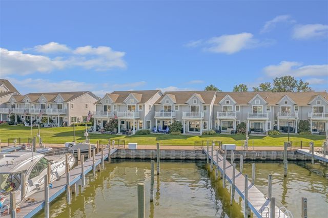 943 W Savidge Street, Spring Lake, MI 49456