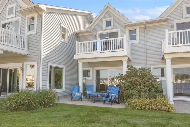 943 W Savidge Street, Spring Lake, MI 49456