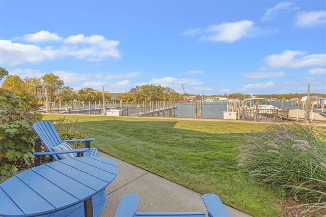 943 W Savidge Street, Spring Lake, MI 49456