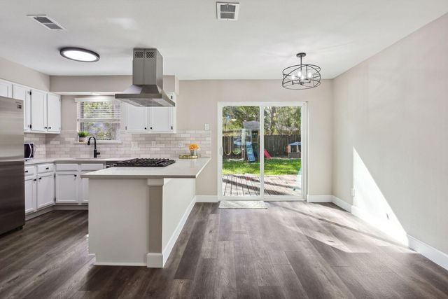 68 NE Yewleaf Road, The Woodlands, TX 77381