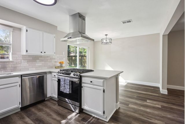 68 NE Yewleaf Road, The Woodlands, TX 77381