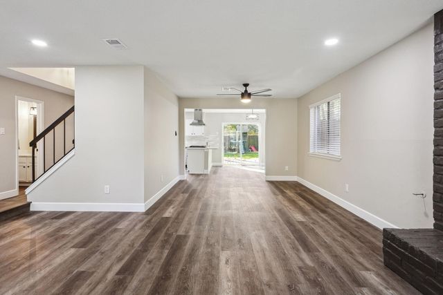 68 NE Yewleaf Road, The Woodlands, TX 77381