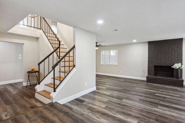 68 NE Yewleaf Road, The Woodlands, TX 77381