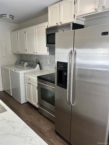 3201 Heatherstone Court, Lake Orion, MI 48360