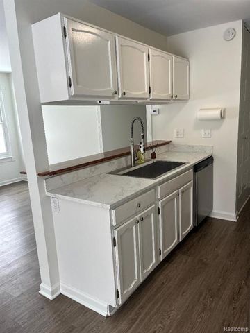 3201 Heatherstone Court, Lake Orion, MI 48360