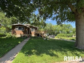 1214 S 12TH Street, Clinton, IA 52732