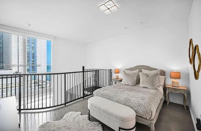 300 S Biscayne Blvd L-1232, Miami, FL 33131