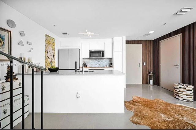 300 S Biscayne Blvd L-1232, Miami, FL 33131