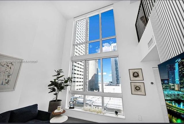 300 S Biscayne Blvd L-1232, Miami, FL 33131