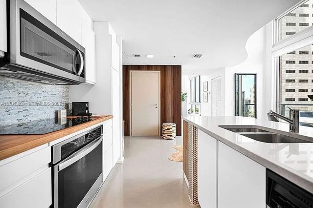 300 S Biscayne Blvd L-1232, Miami, FL 33131