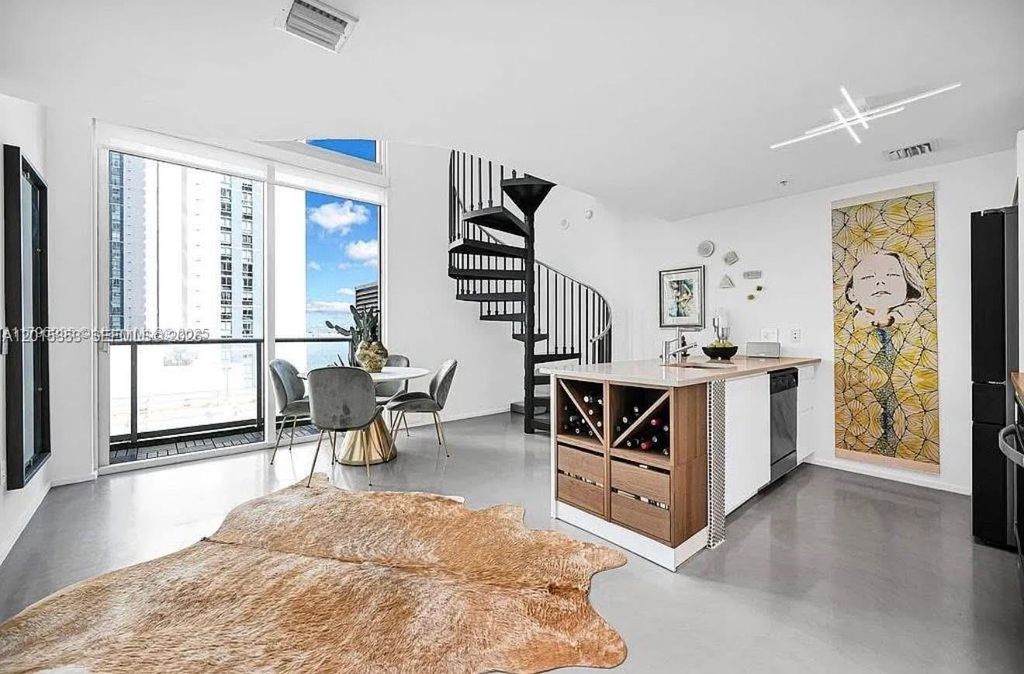 300 S Biscayne Blvd L-1232, Miami, FL 33131