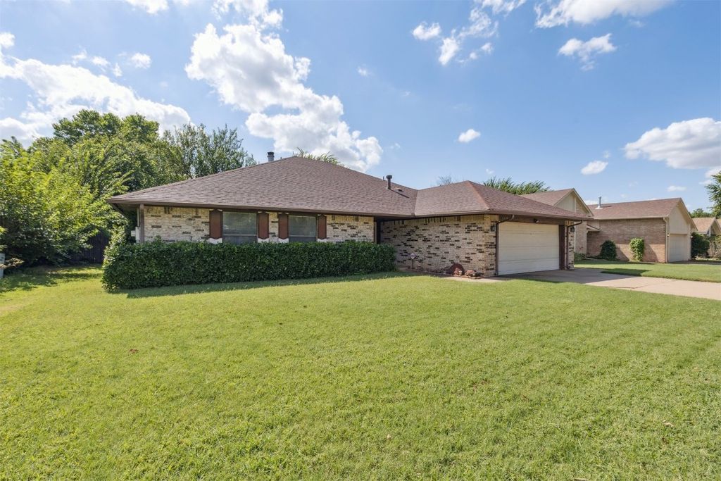 2013 TANGLEWOOD Drive, Edmond, OK 73013