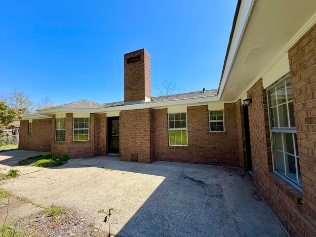 717 Berkshire Dr., Hattiesburg, MS 39402