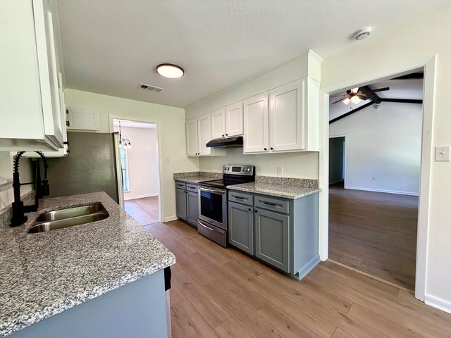 717 Berkshire Dr., Hattiesburg, MS 39402