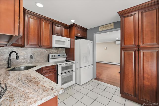 47 Cove Lane, Levittown, NY 11756